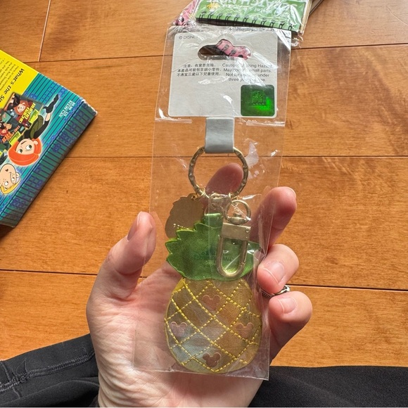 Disney Pineapple Key Holder - Green and Brown - Picture 2 of 3